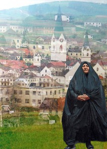 "muslimische frau vor kirchturm" fotomontage von angela zwettler