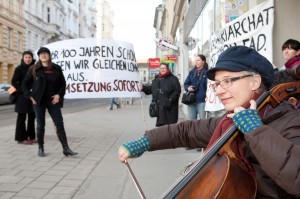 "AUS!"-Aktivistinnen- (diestandard.at)